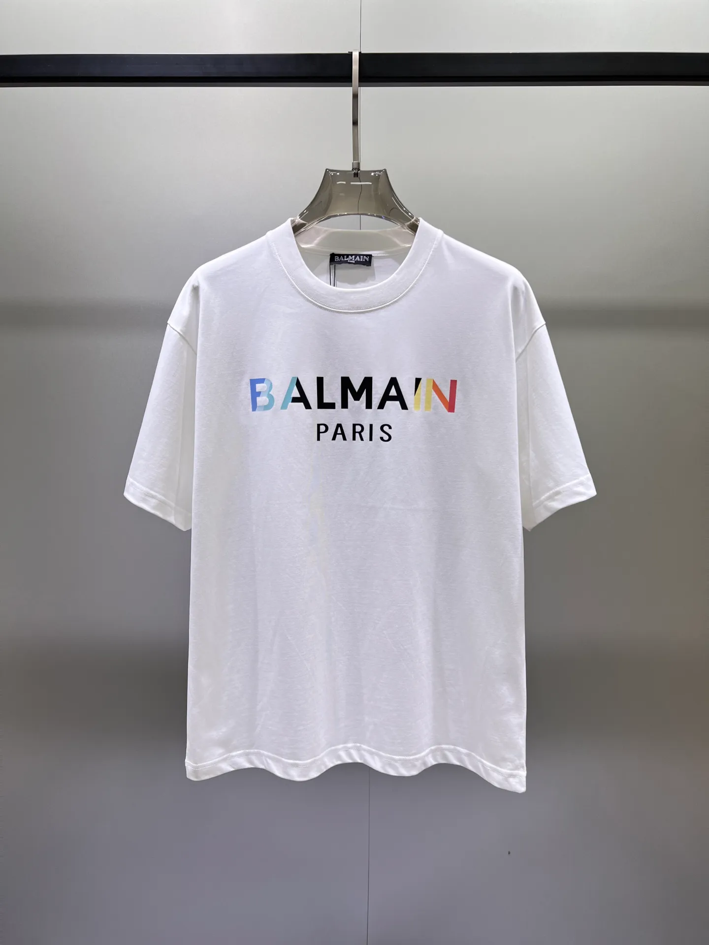 Balmain🌟New Arrival letter printing double-layer heavy-duty short-sleeved T-shirts. Letter patterns, whether T-shirts or sweatshirts, are hot sale items every year. The large-area front printing uses Dakangli digital printing machine direct injection. The cost is extremely high. After many debuggings, the color difference of the pattern is close to 99% of the original version. It is different from the junk offset printing version in the market. It is super time-consuming. The fabric is exclusively customized and dyed. Gram cotton double-strand 🐎🐎Size: S-XXL Black White 2 colors (the last picture of the Size table is available) Size table Bust Shoulder Width Clothes Length Sleeve Length S 110 54 69 21 M 114 56 71 22 L 118 58 73 22 XL 122 60 75 23 2XL 126 62 77 23